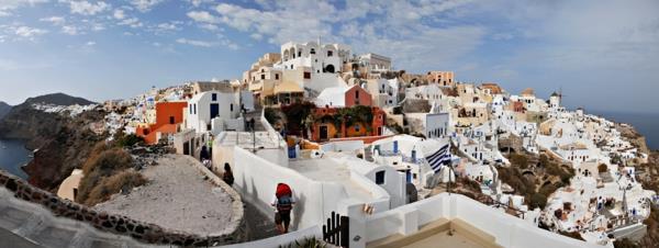 Panoramatický výhľad na Oia, ostrov Santorini (Thira), Grécko.