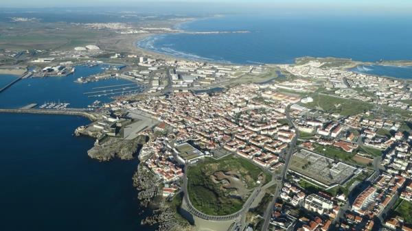 Peniche-ö-nära-lissabon-vy-från-planet-storlek