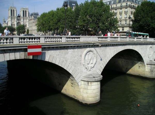 Pont-paris-iledelacité-saintmichel-haussmmannian-architecture
