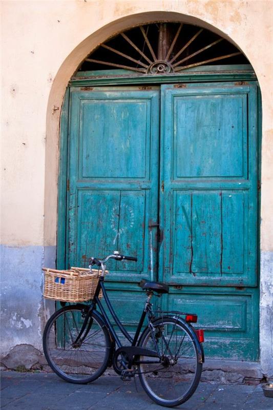 Akvamarínová farba-byciclette od dverí k vstupu
