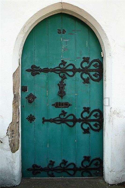 Door-to-Enter-akvamarín-farba-detaily-železa