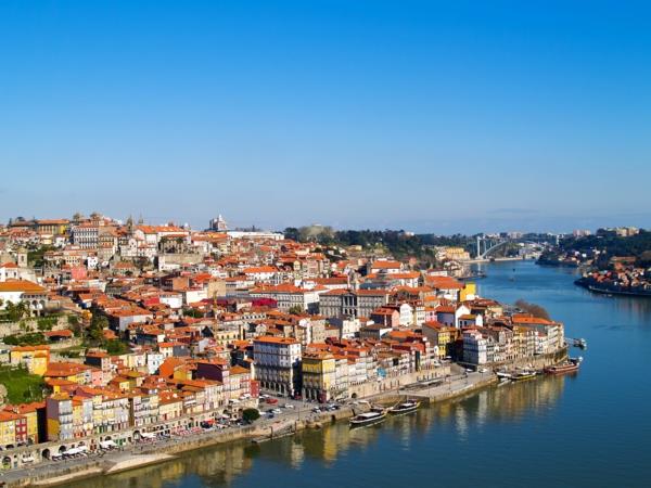 Porto-Portugal-landskap-med-hus-vid-havet