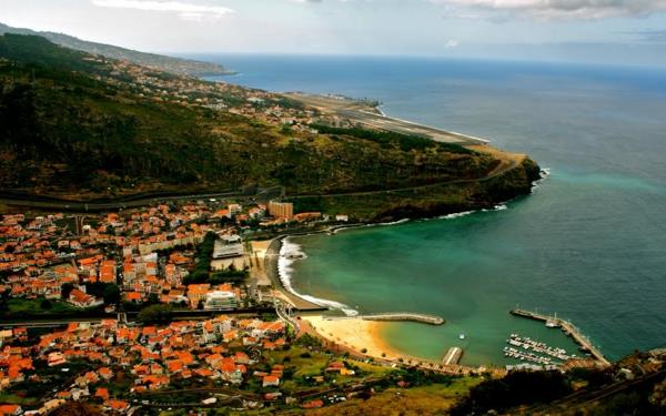 Portugalsko-záliv-domy-príroda-oceán-zmenené