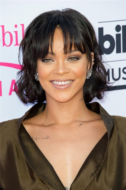 Rihannas korta bob, olivgrön sidenskjorta, kattögonmakeup