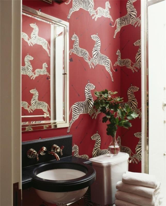 Vintage-kúpeľňa-s-personalizovaným-maľovaným-zebrovým papierom