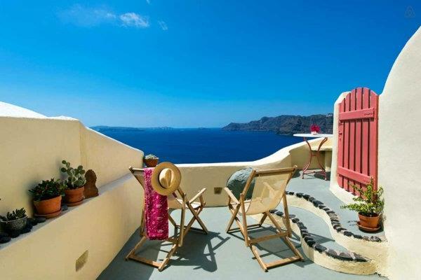 Santorini-pekny-ostrov-turisticky-destinacia-terasy-stolicky