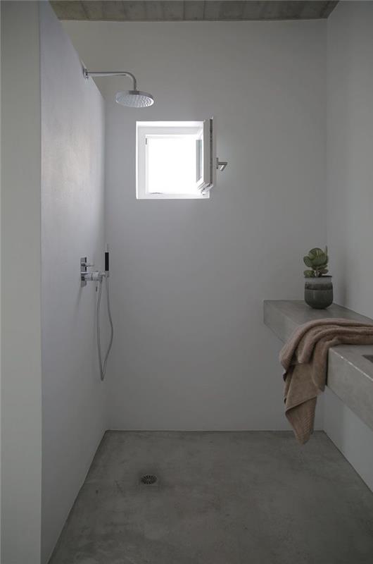 حمام صلب مع أرضية وجدران Tadelakt فاتحة بدش إيطالي مع نافذة صغيرة