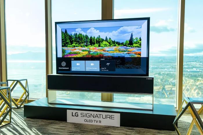 Nová verzia roll-up televízora LG bude umiestnená na strop, a nie na podlahu, ako bolo uvedené vyššie