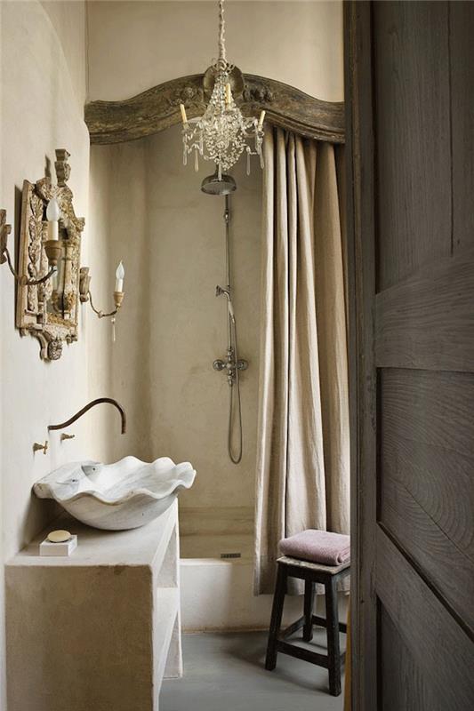 الحمام مواجه للبيج Tadelakt على الحائط والديكور الباروكي بدون بلاط مع ثريا وحوض أصلي