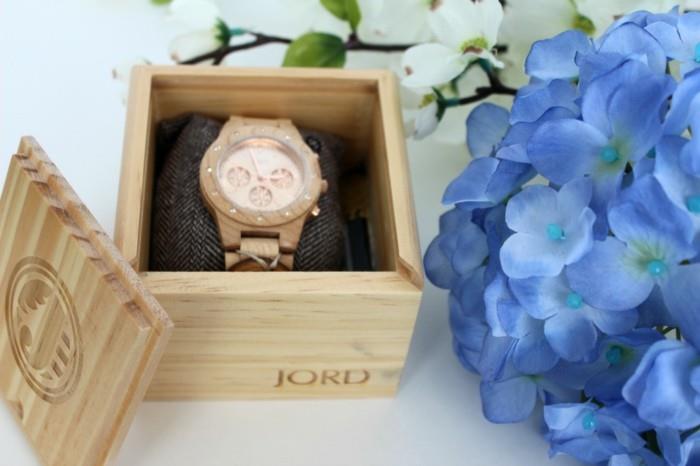 Zlatá-hodinka-zlatá-hodinky-žena-drevená-škatuľka-a-drevená-hodinky-jord