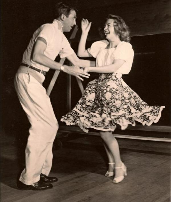 Swing-dance-moderné-a-vintage-tanečné-oblečenie