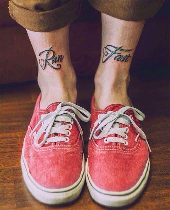Inšpiratívne tetovanie pre muža na členku, ktorý píše pred chodidlo