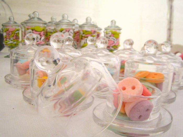 Sklenená bonbónka-kreatívna-nápad-na-dekoráciu-sklenená-dóza-cukríky-rôzne-farby