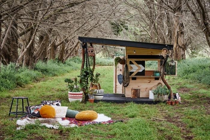 DIY trähus med terrass och tak i svart, hippie chic stil trädgård skjul idé, pall eller återvunnet trä stuga idé