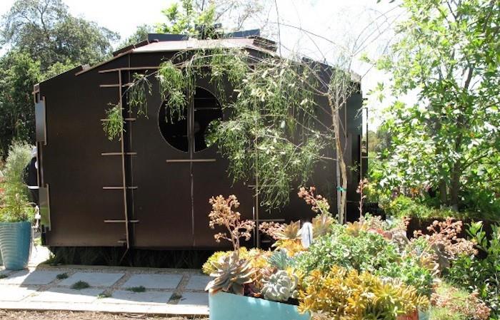 pvc-design-trädgård-skjul-brun-modern-metall-bunker-stil