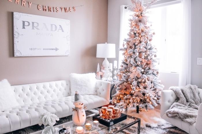 Julgransmodell dekorerad i vitt och rosa, exempel på hur man kan dekorera ett feminint vardagsrum på ett mode- och glamourstema med möbler och föremål i vitt och grått,