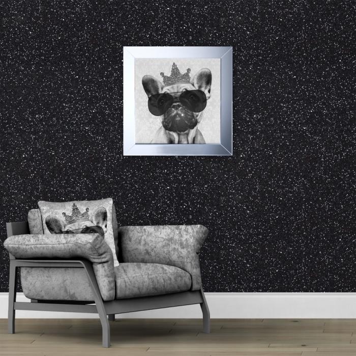 Myšlienka textúry steny s trblietavým efektom, očarujúca dekorácia obývačky s drevenou parketovou podlahou s čiernou stenou s trblietavým dizajnom a sivým nábytkom