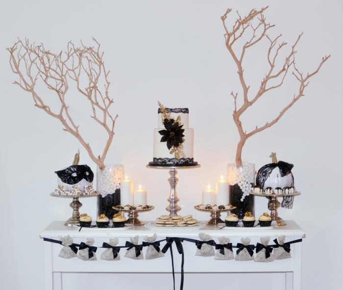 halloween tårta, dekor i vitt och svart för halloween, desserter och ljus i halloween stil med vas och krans i vitt och svart