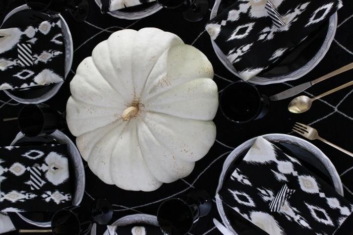 halloween dekorera idéer, hur man ordnar halloweenbordet i vita och svarta färger, svart duk med vit och svart servett