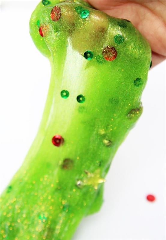 أشكال النجوم والترتر ، باللون الأخضر والأحمر ، داخل مادة لزجة خضراء حمضية شبه شفافة ، مع لمعان إضافي ، يتم شدها باليد