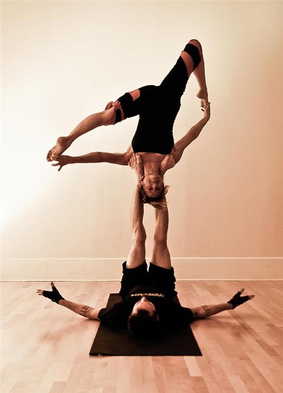 acro-yoga-المرونة-والقوة-the-two-Principles-of-yoga