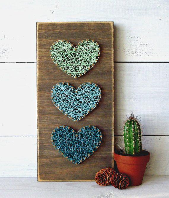 sláčikové umenie vyrobené na dekoratívnej drevenej doske, šnúrky, ktoré tvoria srdce, nápad na ručnú aktivitu pre dospelých