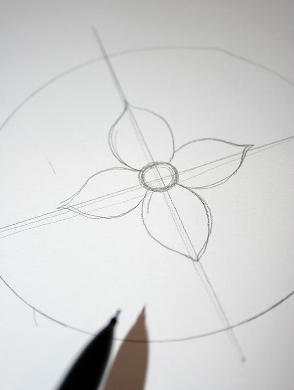 kresba kvetu so symetrickými okvetnými lístkami, nápad na kreatívnu aktivitu pre dospelých, tipy na kreslenie sfarbenie mandaly