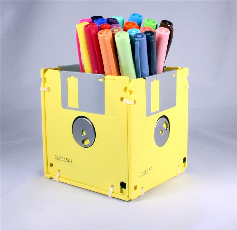 manuálna činnosť pre dospelých, držiak na ceruzku vyrobený zo žltých diskiet, úložný priestor na perá pre domácich majstrov