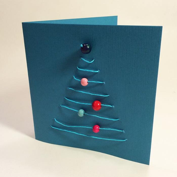 بطاقة نشاط عيد الميلاد الأصلية للقيام بنفسك ورقة الخيط الأزرق والكرات الزخرفية الملونة