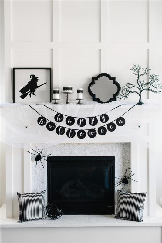 inredning, vardagsrum med vita väggar med öppen spis i marmor och svart dörr, dekorativa kuddar randiga i vitt och mörkgrått