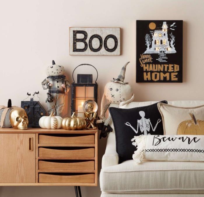 tips hur du kan dekorera ditt hus för Halloween, vardagsrum med vit soffa och trämöbler dekorerade med svart och guld Halloween -föremål