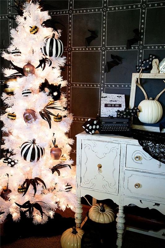 halloween deco, sovrum med svarta väggar och vita möbler med vita halloween träd och dekorativa föremål i vitt och svart