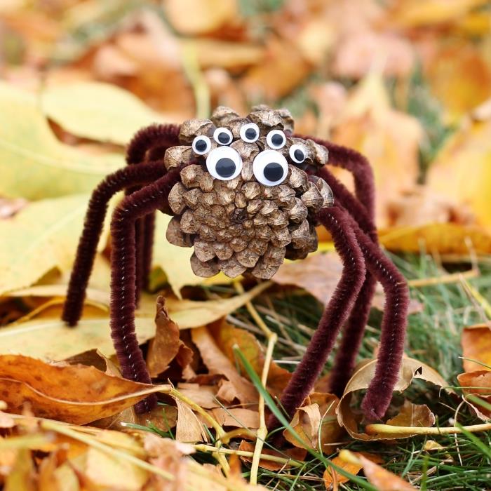 exempel på skapande med tallkottar lätt att uppnå, djurfigur modell med tallkotte spindel design