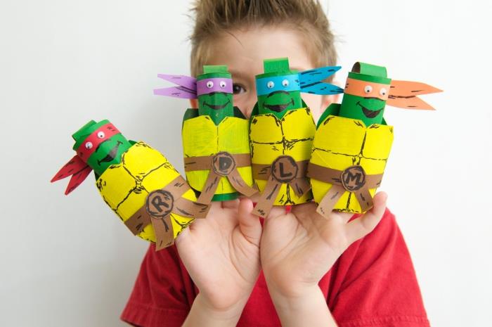 manuell aktivitet med toalettpappersrulle, ninja -sköldpaddor gjorda med toalettpappersrullar