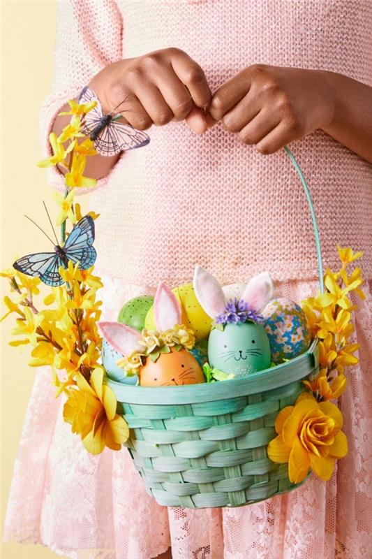 enkel DIY påskidé för barn, hur man anpassar en vävd korg med färg och konstgjorda blommor