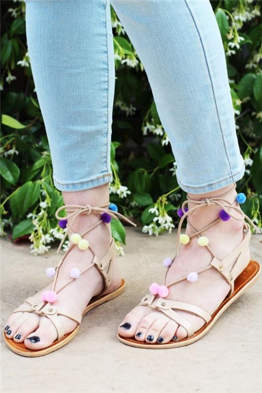 nápad, ako nosiť DIY pomponové sandále, plochý model letnej obuvi s ozdobou z mini pomponu