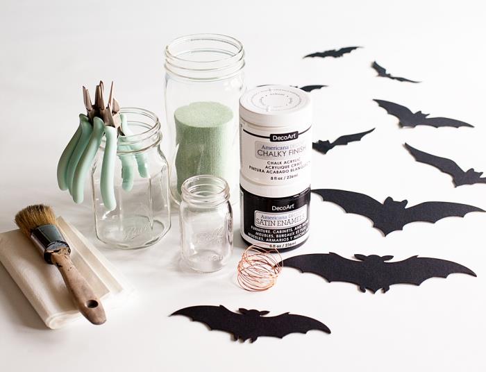 steg för att göra ett Halloween -föremål, pensel och vit färg, svarta pappersfladdermöss, DIY Halloween -dekoration,