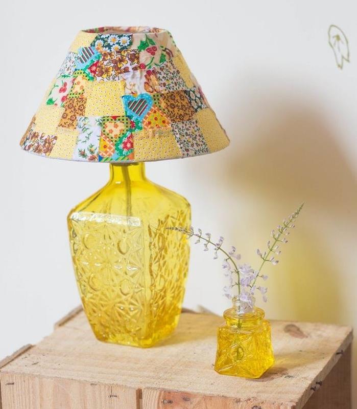 DIY -dekoration, stor gul glasflaska förvandlad till en sänglampa