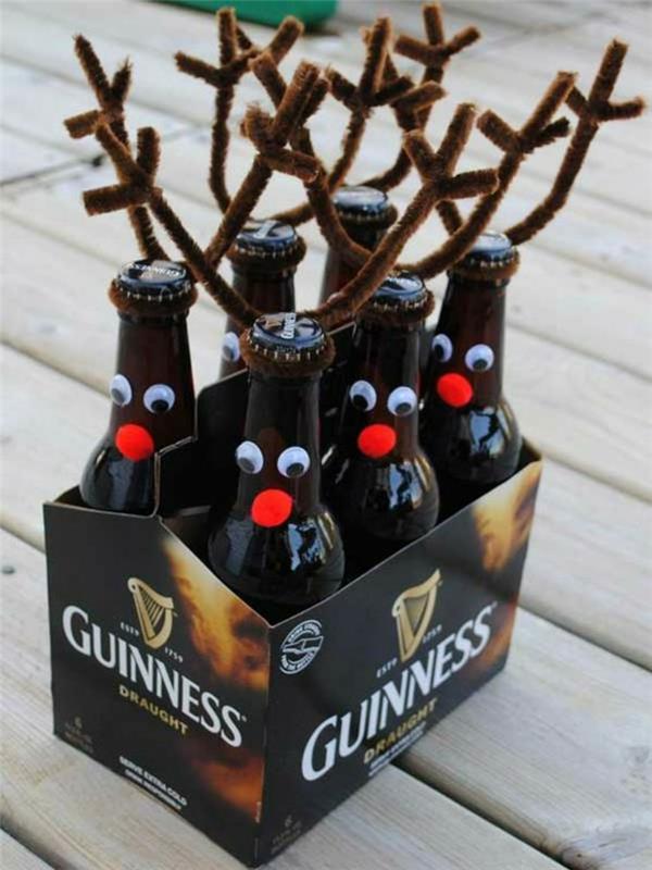 Vianočné remeslá na pivné fľaše sa zmenili na jelene Rudolfa, pivo Guinness a pom pom