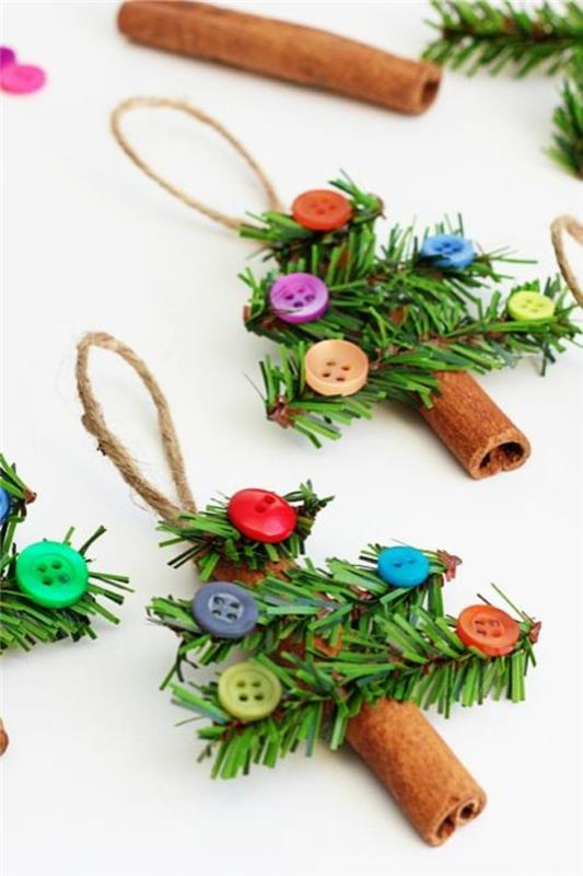 Vianočná ozdoba na výrobu škoricových tyčiniek a gombíkov vo veselých farbách, na zavesenie pomocou šnúrky na vianočný stromček
