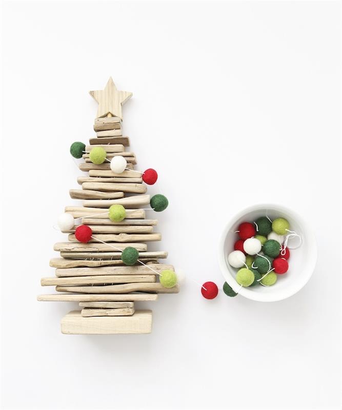 malá vianočná ozdoba na výrobu dreva, miniatúrny strom z naplaveného dreva s miniatúrnou girlandou z pompona