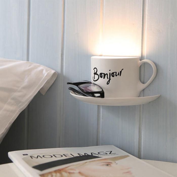 kreativ aktivitet, vitt nattduksbord i trä, lampa i form av en kaffekopp med ordet hej