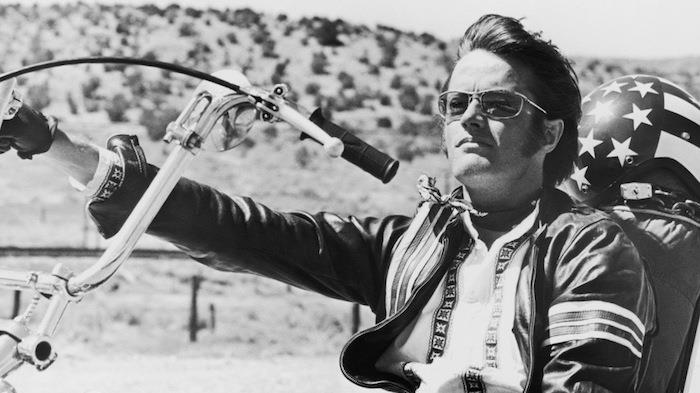 جعل بيتر فوندا نفسه معروفًا لعامة الناس بفيلم Easy Rider جنبًا إلى جنب مع Jack Nicholson و Dennis Hopper ، الذي أنتجه وشارك في كتابته