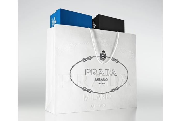 Adidas X Prada collab presenterar sig själv och presenterar en Superstar och en optisk vit läder bowlingväska