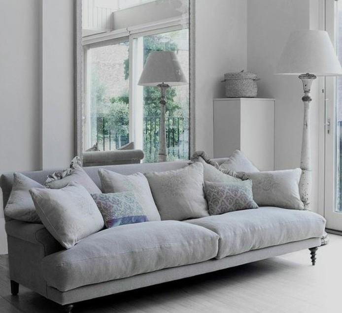 obdivuhodná obývačka-sivá-a-biela-farba-obývačka-biela-sedačka-sivá-vinobranie-pokojná atmosféra