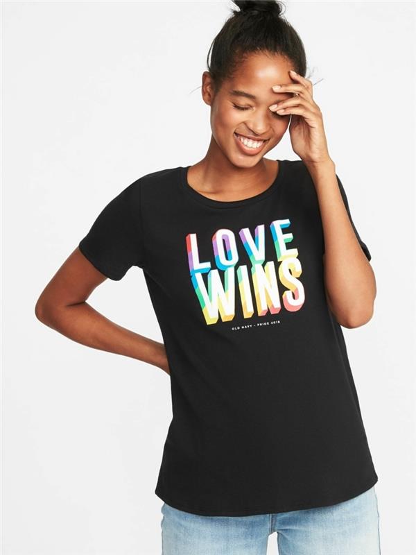 tonårsklänning stil en tjej som bär en svart t -shirt med en grafisk kärlek vinner