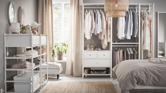 Garderob i sovrummet, rottingkrona, vit säng, original öppen klädförvaring, hur man förvarar kläder