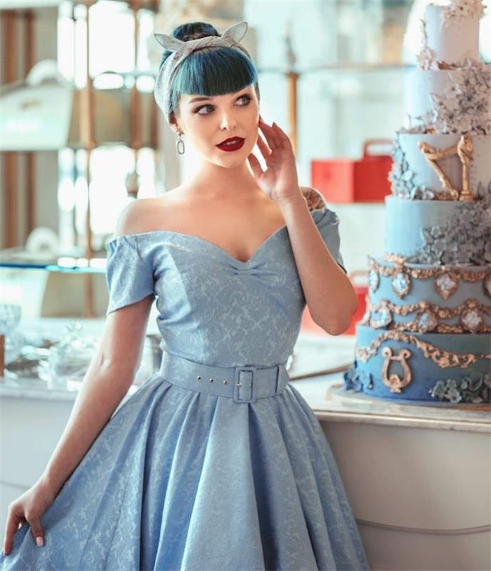 زي زفاف نسائي ، فستان أميرة أزرق فاتح بدون أكتاف ، تسريحة شعر الخمسينيات ، موضة الخمسينيات ، يتبنى النمط القديم