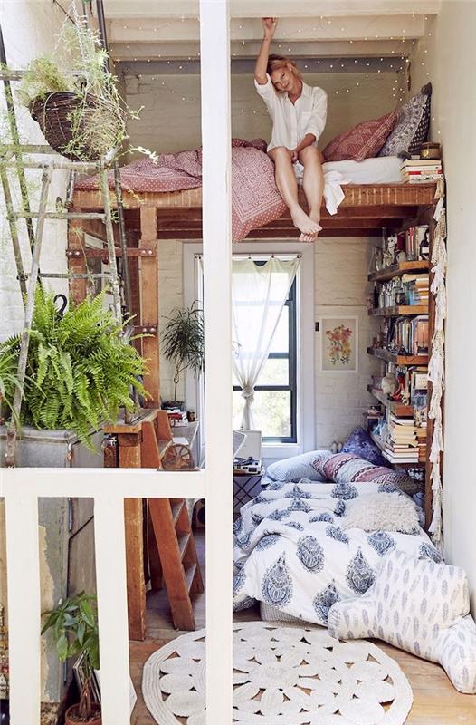 Krásne zariadená spálňa Tumblr, hipsterský interiér spálne pre teenagerov na dvoch úrovniach, malé rozloženie priestoru, vysoká rebríková posteľ