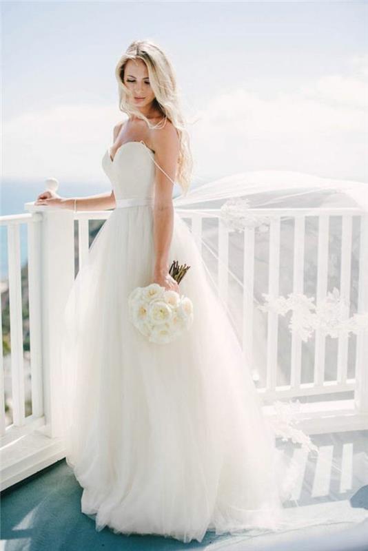 rozkošné-jednoduché-a-elegantné-svadobné-šaty-pri-mori
